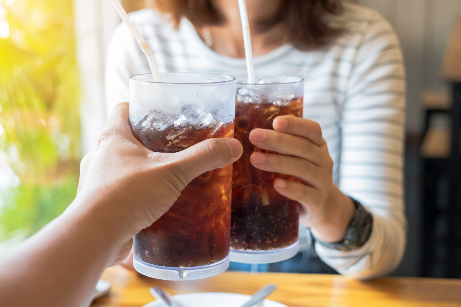 Refrigerante dá celulite? Saiba como a bebida afeta a saúde