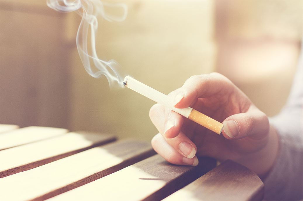 Fumaça do cigarro pode ser tão prejudicial quanto o próprio fumo