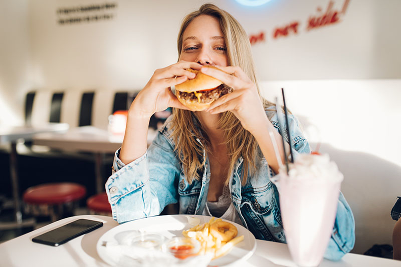Fugir da dieta um dia na semana: pode ou não pode?