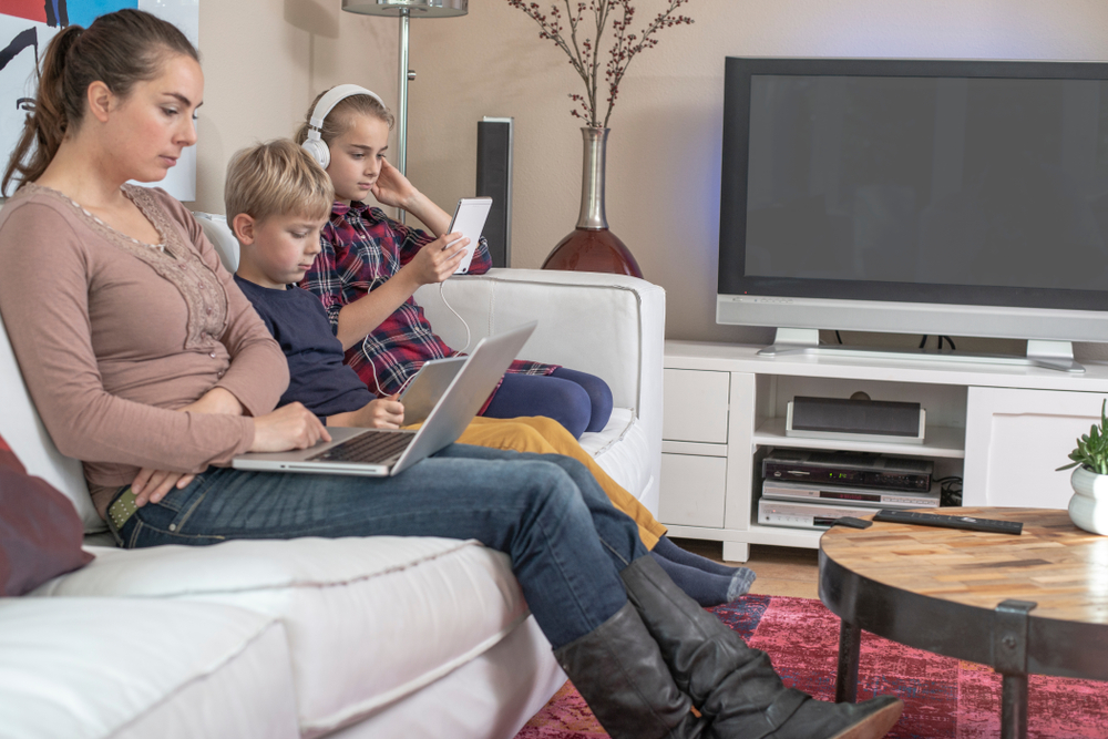 Excesso de uso de aparelhos eletrônicos pode acarretar danos à visão, segundo especialista